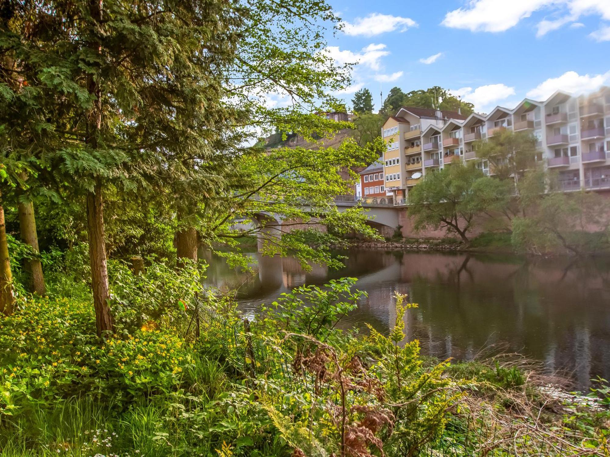Altstadt Am Wasser Mit Parkplatz Und Grossem Garten